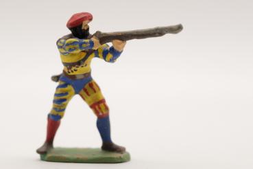 Landsknecht musket shooter standing with beret